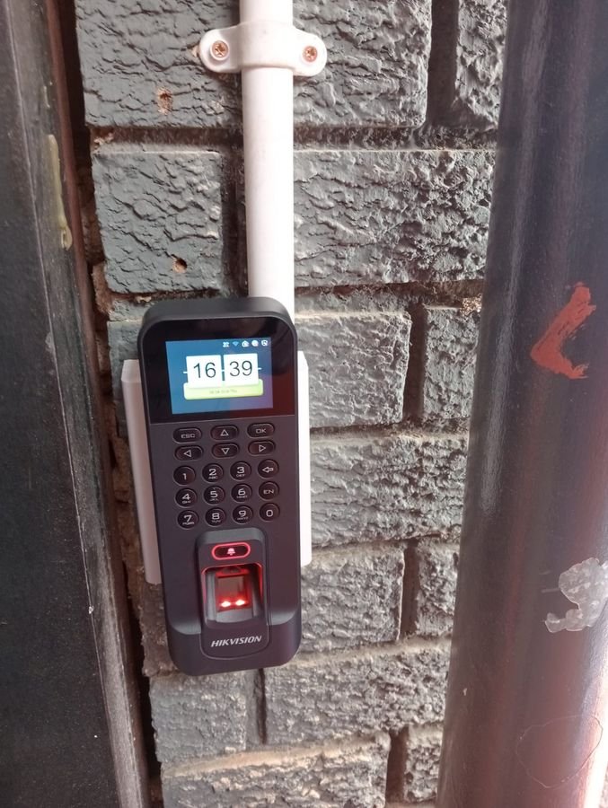 Biometric fingerprint access reader